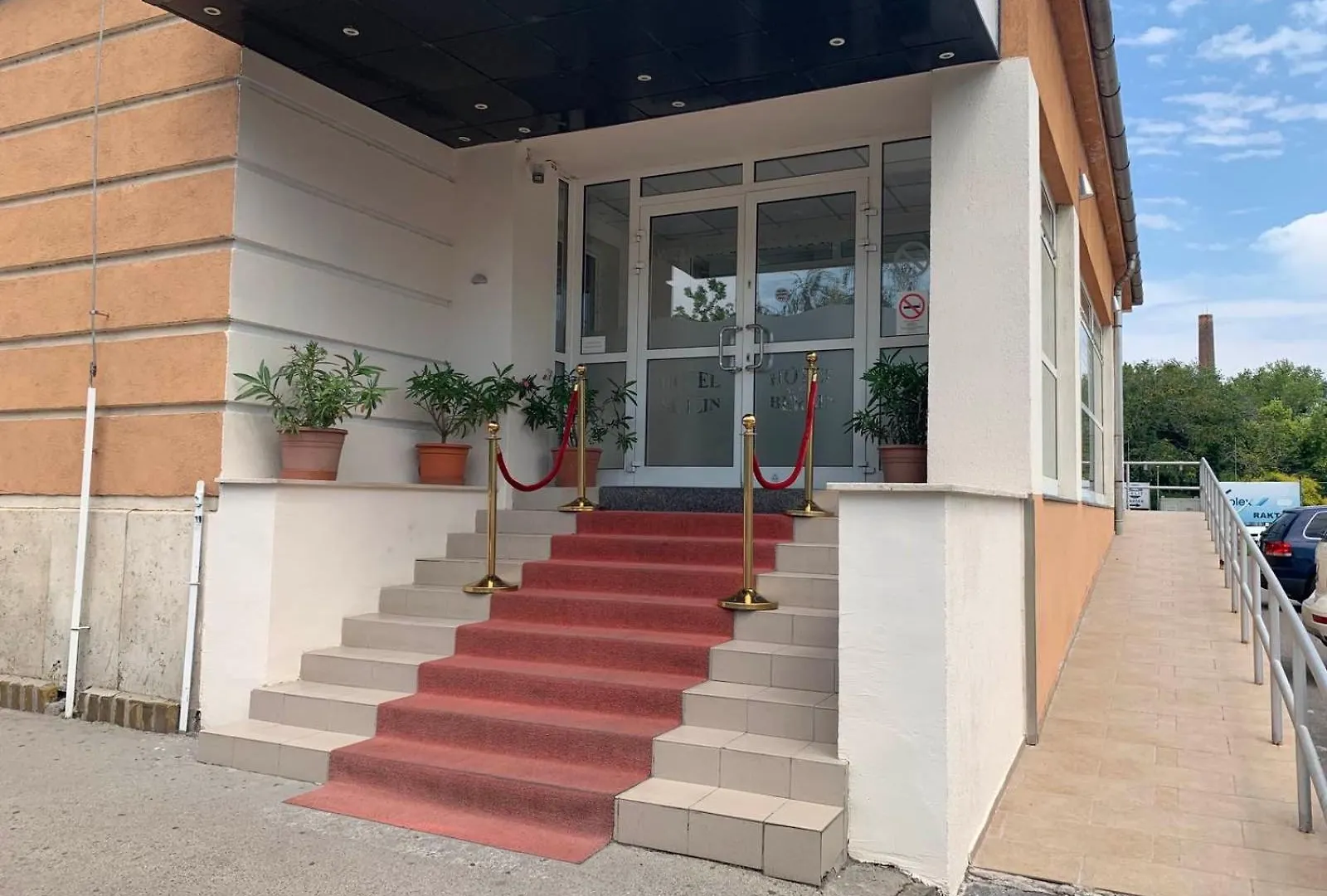 Hotel Only 15 Minutes To City Center, Free Secure Parking Budapest